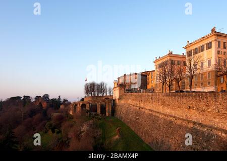 Porta San Giacomo e le grandi mura veneziane di Bergamo all'alba, Bergamo Città alta, Italia Foto Stock