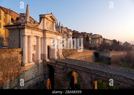 Porta San Giacomo e le grandi mura veneziane di Bergamo all'alba, Bergamo Città alta, Italia Foto Stock