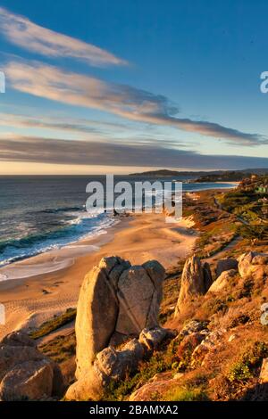 Spettacolare tramonto a Monastery Beach sulla costa centrale della California. Foto Stock