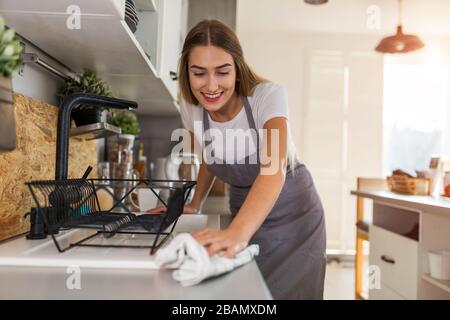 Giovane donna in cucina Foto Stock