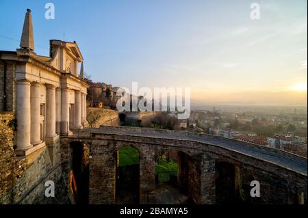 Porta San Giacomo e le grandi mura veneziane di Bergamo all'alba, Bergamo Città alta, Italia Foto Stock