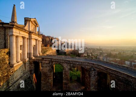Porta San Giacomo e le grandi mura veneziane di Bergamo all'alba, Bergamo Città alta, Italia Foto Stock