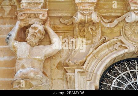 Particolare della muratura ornata sulla facciata del Museo della Cattedrale di Mdina, Malta. L'edificio, terminato nel 1742, servì originariamente come seminario. Foto Stock