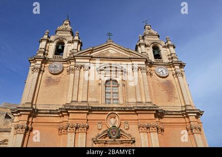 La facciata della Cattedrale di San Paolo, una chiesa cattolica di riferimento a Mdina, Malta. Fondata nel 12 ° secolo, è stata ricostruita tra il 1696 e il 1705. Foto Stock