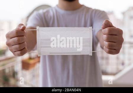 Pulizia appendendo la maschera di salute Foto Stock