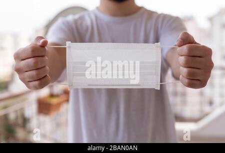 Pulizia appendendo la maschera di salute Foto Stock