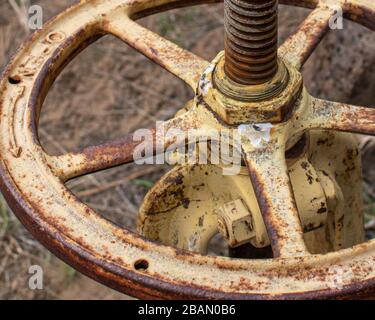 Vecchio cancello di lavoro sul ranch storico Foto Stock