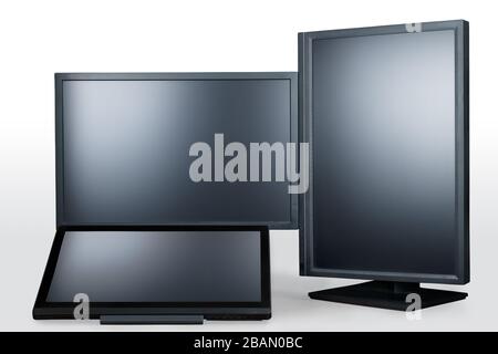 Tre monitor computer neri isolati su bianco con percorso di ritaglio. Tema futuristico del luogo di lavoro Foto Stock