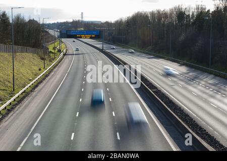 Glasgow, Regno Unito. 28 Marzo 2020. Nella foto: Segnaletica stradale lungo le autostrade M8 e M80 che recita: "STAY HOME PROTECT NHS SAVE LIVES" il Coronavirus Pandemic ha costretto il governo britannico a chiudere tutte le principali città del Regno Unito e a far sì che le persone restino a casa, che ha lasciato le autostrade e tutte le altre strade libere dal solito traffico naso a coda che altrimenti sarebbe lì. Credit: Colin Fisher/Alamy Live News Foto Stock