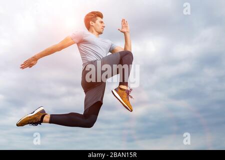 Giovane sportivo in città Foto Stock