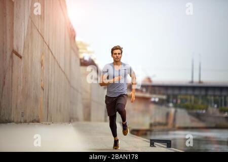 Giovane sportivo in città Foto Stock