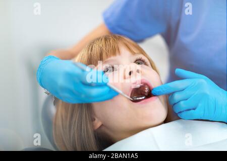 Bambino dal dentista Foto Stock