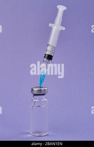 Siringa inserita nel flaconcino del medicinale. Foto Stock