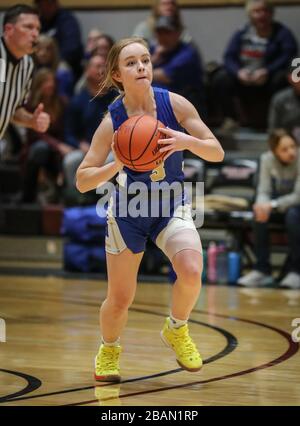 Azione di basket con Genesee vs Wallace High School a Coeur d'Alene, Idaho, al North Idaho College. Foto Stock