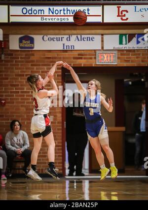 Azione di basket con Genesee vs Wallace High School a Coeur d'Alene, Idaho, al North Idaho College. Foto Stock