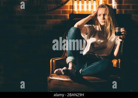 Donna frustrata con un mal di testa in campo alimentare uno sfondo non focalizzato Foto Stock