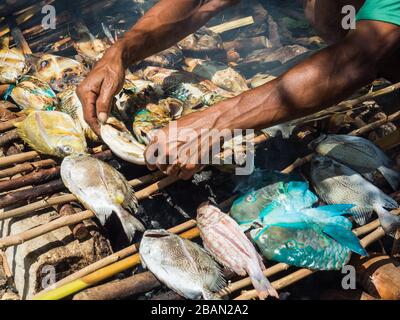 Pesce fresco alla griglia a Karimunjawa, Indonesia Foto Stock