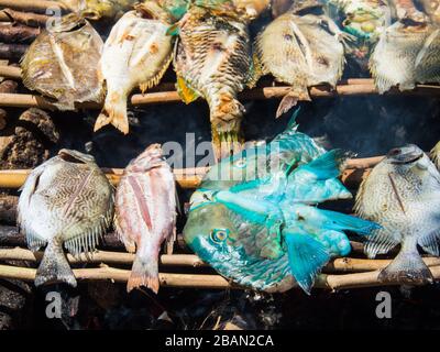 Pesce fresco alla griglia a Karimunjawa, Indonesia Foto Stock