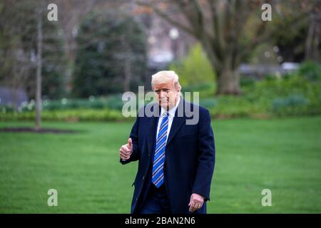 Washington, DC, USA. 28 Marzo 2020. Il presidente degli Stati Uniti Donald J. Trump si sposta sul prato meridionale della Casa Bianca a Washington, DC, Stati Uniti, sabato 28 marzo 2020. Il presidente Donald Trump si è recato alla Naval Station Norfolk per inviare IL COMFORT USNS per la distribuzione a New York City per la risposta alla rapida diffusione del coronavirus.Credit: Tasos Katopodis / Pool via CNP | uso mondiale credito: dpa / Alamy Live News Foto Stock