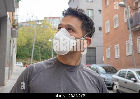 ritratto dell'uomo brunetta in una bandera chirurgica pff3 su uno sfondo di edifici europei Foto Stock