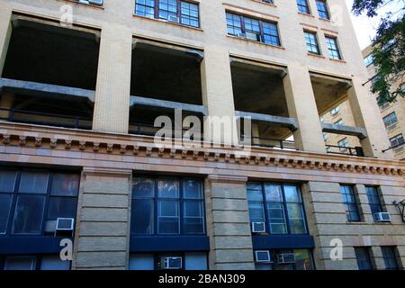 Una delle ultime sezioni rimanenti di High Line sotto Gansevoort Street può essere trovato incorporato nell'ex Bell Laboratories Building tra Bethune e B. Foto Stock