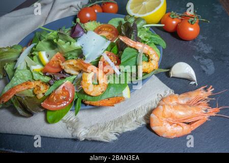 Gamberi alla griglia, verdure ed insalata di erbe su un piatto Foto Stock