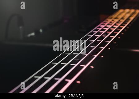 Vista ravvicinata su corde e tasti per chitarra basso Foto Stock