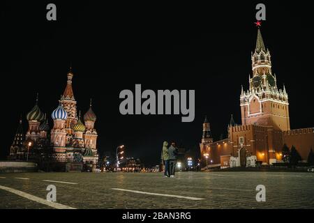 Mosca, Russia. 28 Marzo 2020. La gente si trova sulla Piazza Rossa con le luci accese dopo l'evento Earth Hour a Mosca, Russia, il 28 marzo 2020. Credit: Evgeny Sinitsyn/Xinhua/Alamy Live News Foto Stock