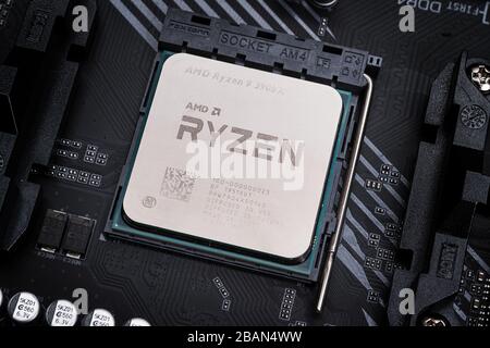 23 febbraio 2020, San Pietroburgo, Russia. CPU AMD Ryzen 9 3900x con socket AM4 in primo piano. Messa a fuoco selettiva Foto Stock