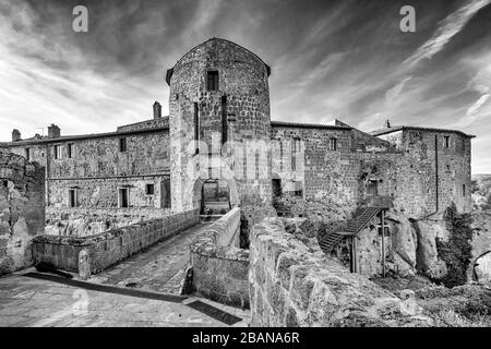 La facciata della bella e antica Fortezza Orsini o Rocca Aldobrandesca nel centro storico di Sorano, Grosseto, Toscana, Italia, Europa Foto Stock