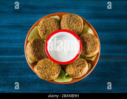 Falafel in insalata con pane pita e salsa tzatziki close-up Foto Stock