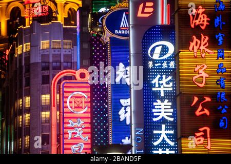 Le luci al neon lampeggianti di Nanjing Road a Shanghai, Cina. Foto Stock