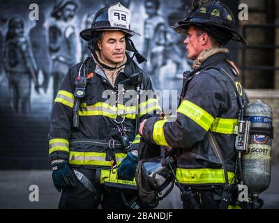 Bronx, Stati Uniti. 27 marzo 2020. Un incendio di 3 allarmi nel Bronx si spara attraverso l'appartamento 6E in un edificio residenziale a sei piani e si diffonde al cockloft. La Croce Rossa era sulla scena per aiutare le famiglie sfollate. Non sono stati riportati lesioni gravi o fatalità. (Foto di Steve Sanchez/Pacific Press) Credit: Pacific Press Agency/Alamy Live News Foto Stock