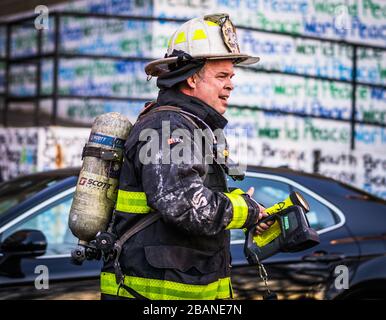 Bronx, Stati Uniti. 27 marzo 2020. Un incendio di 3 allarmi nel Bronx si spara attraverso l'appartamento 6E in un edificio residenziale a sei piani e si diffonde al cockloft. La Croce Rossa era sulla scena per aiutare le famiglie sfollate. Non sono stati riportati lesioni gravi o fatalità. (Foto di Steve Sanchez/Pacific Press) Credit: Pacific Press Agency/Alamy Live News Foto Stock