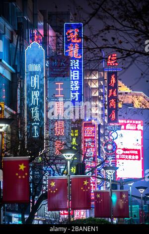 Le luci al neon lampeggianti di Nanjing Road a Shanghai, Cina. Foto Stock