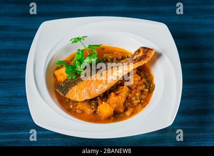 Bistecca di salmone nel frypan Foto Stock