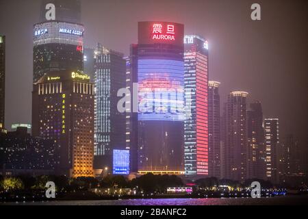 Il luminoso paesaggio urbano di Shanghai, Cina di notte. Foto Stock