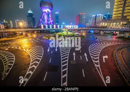 Lo skyline luminoso di Shanghai, Cina di notte. Foto Stock