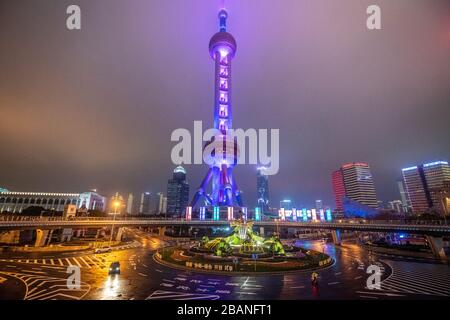 Lo skyline luminoso di Shanghai, Cina di notte. Foto Stock