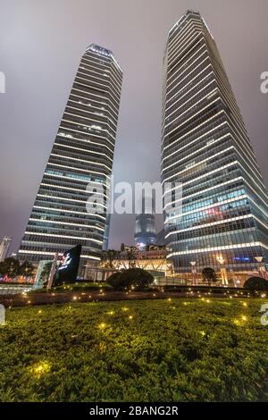 Lo skyline luminoso di Shanghai, Cina di notte. Foto Stock