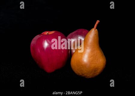 Classic Still Life of Fruit su sfondo nero Foto Stock