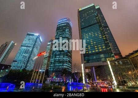 Lo skyline luminoso di Shanghai, Cina di notte. Foto Stock