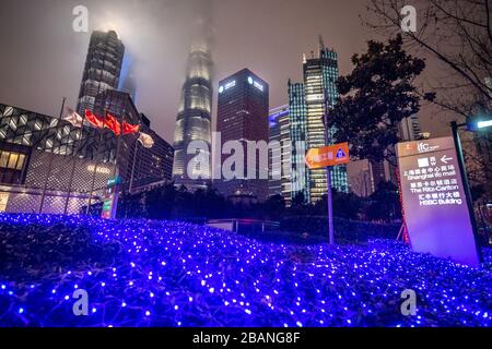 Lo skyline luminoso di Shanghai, Cina di notte. Foto Stock