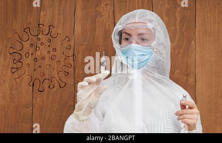 Epidemia di coronavirus cinese. Una donna in tuta protettiva e maschera contiene una siringa per iniezione e un vaccino contro il virus nelle sue mani. Vaccino da c Foto Stock