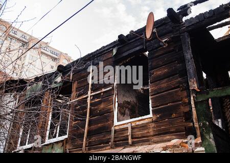 Casa rurale in legno bruciato, pareti di colore nero. Foto Stock