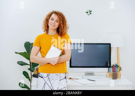 Donna sorridente della professione creativa di buon umore. Foto Stock