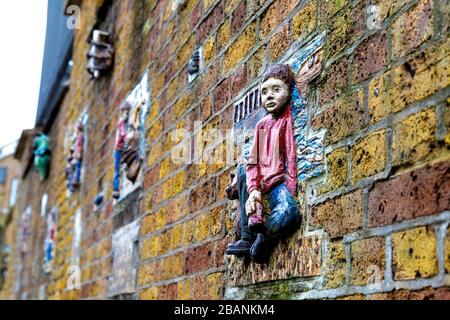 "A Thames tale" Wall art di Amanda Hinge a Greenwich on the Thames Path, Londra, Regno Unito Foto Stock