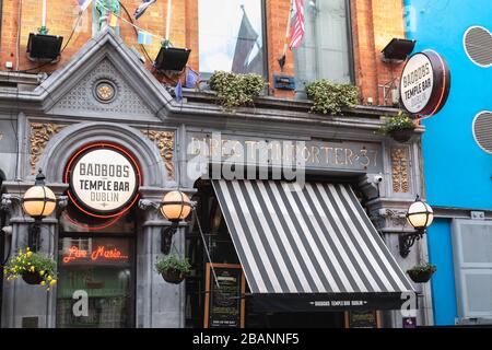 Dublino Irlanda - 16 febbraio 2019: Dettaglio architettonico del pub irlandese BadBobs nel famoso quartiere Temple Bar in una giornata invernale Foto Stock