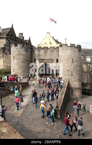 L'ingresso si erge al castello ultra-regale di Stirling, uno dei più popolari attrativi turistici della Scozia. Costruito principalmente nei secoli 15 e 16. Foto Stock