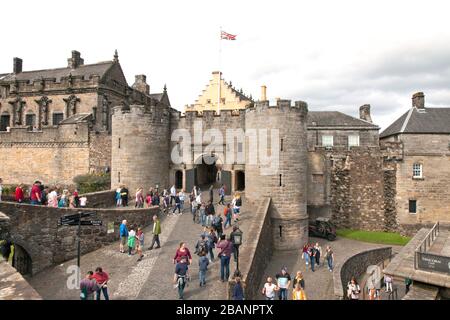 L'ingresso si erge al castello ultra-regale di Stirling, uno dei più popolari attrativi turistici della Scozia. Costruito principalmente nei secoli 15 e 16. Foto Stock